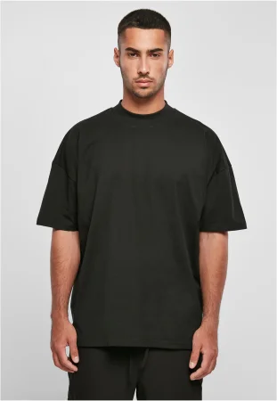 Weites Herren-T-Shirt mit hohem Ausschnitt